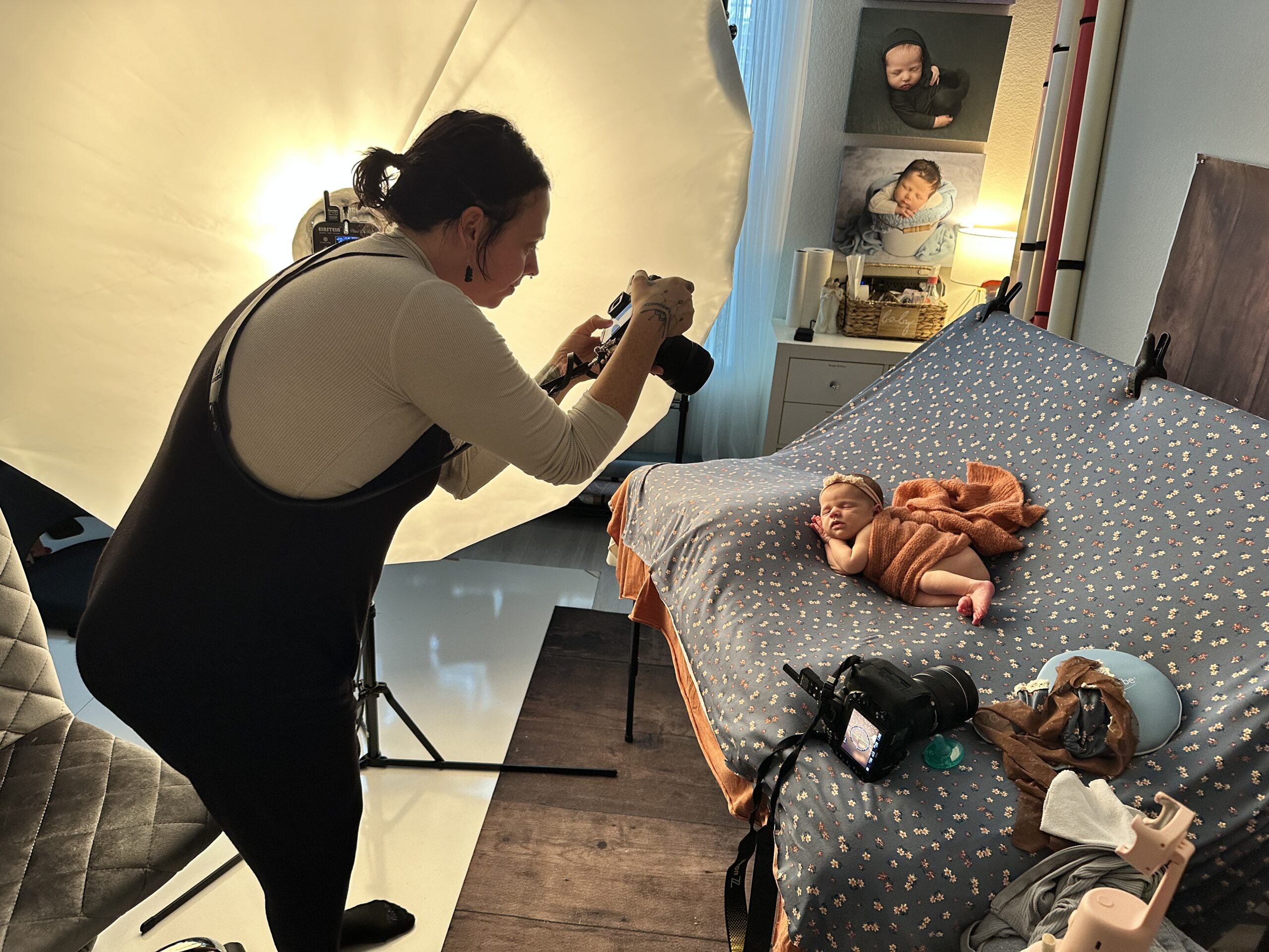 Behind the scenes newborn mentoring with Leslie Christine Photography